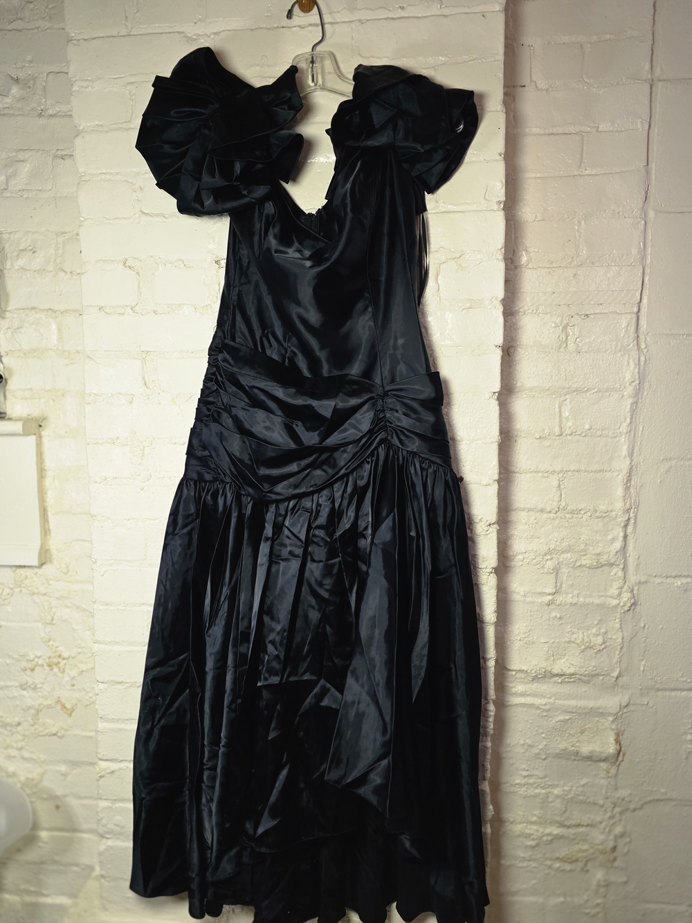Elegant Black Satin Evening Dress with Puff Shoulders